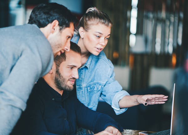 grupp-framfor-dator-diskuterar