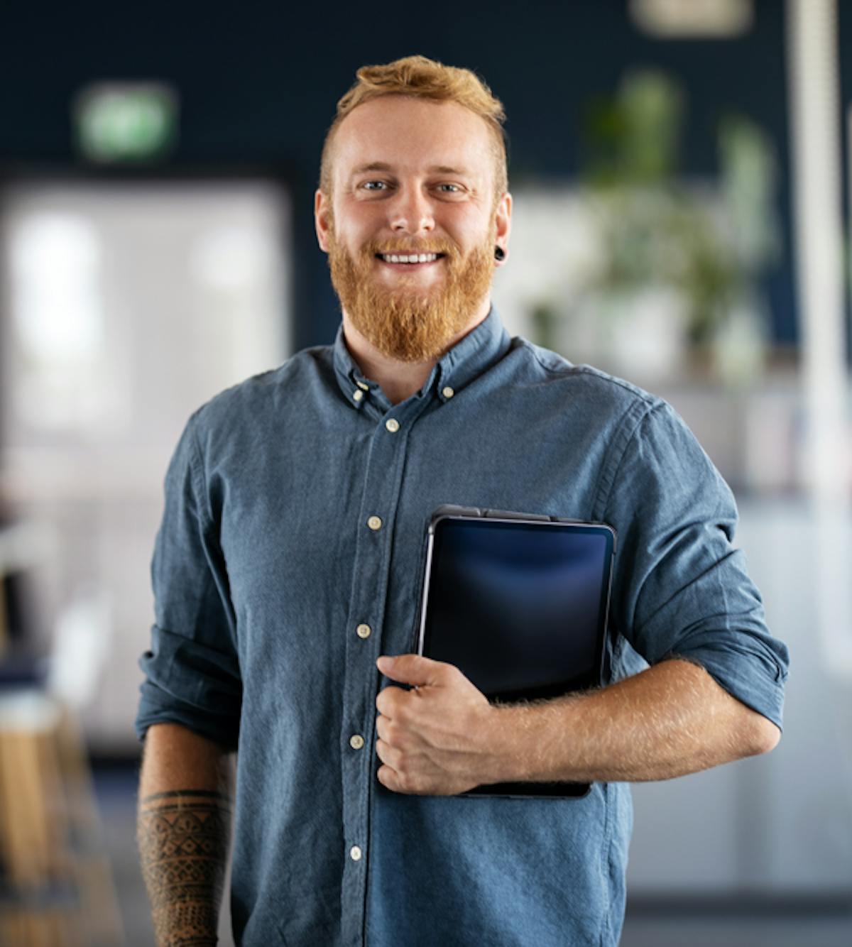 man-tittar-in-i-kameran-ler-padda-under-armen