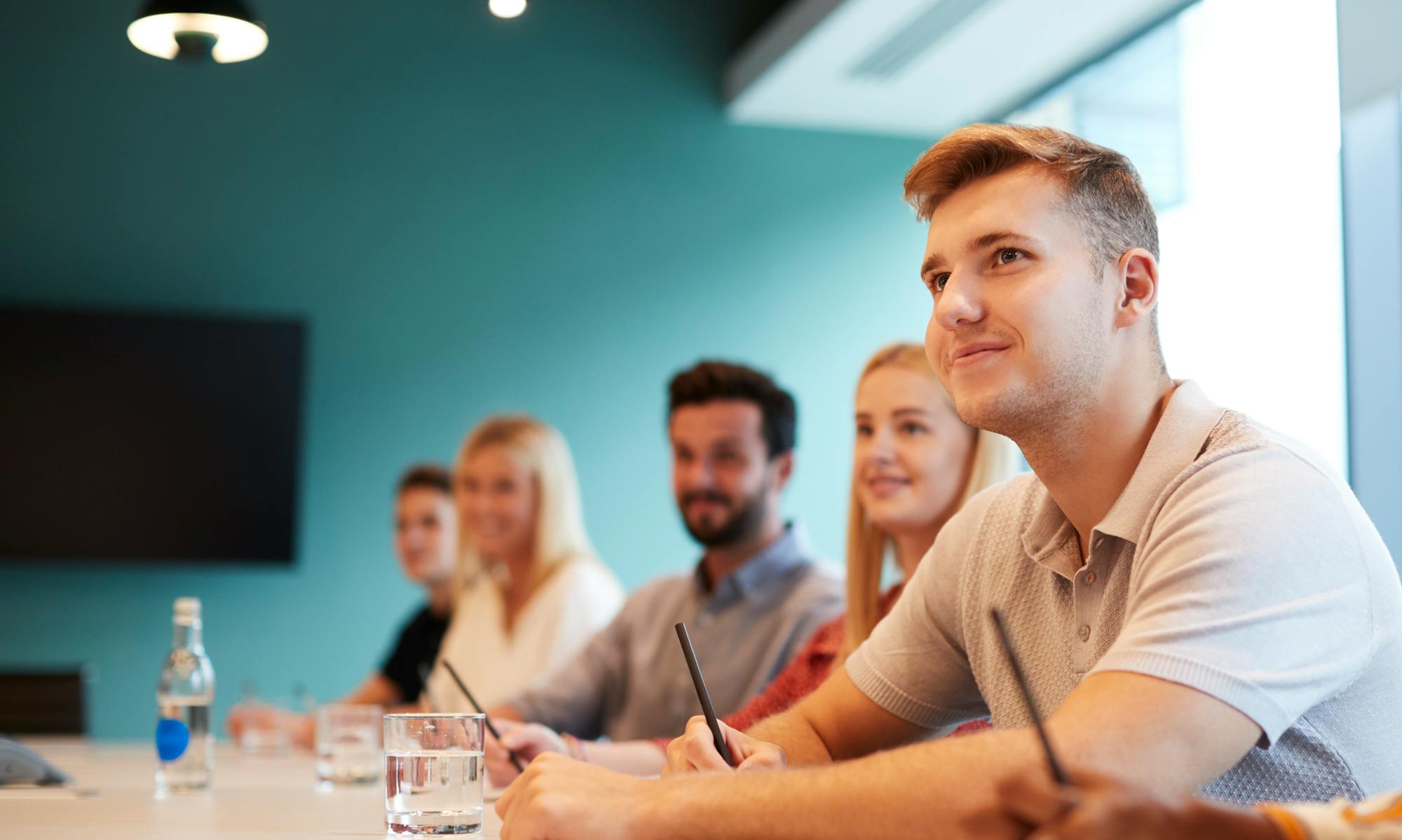 klassrum-med-studenter-som-lyssnar-och-tittar-pa-larare