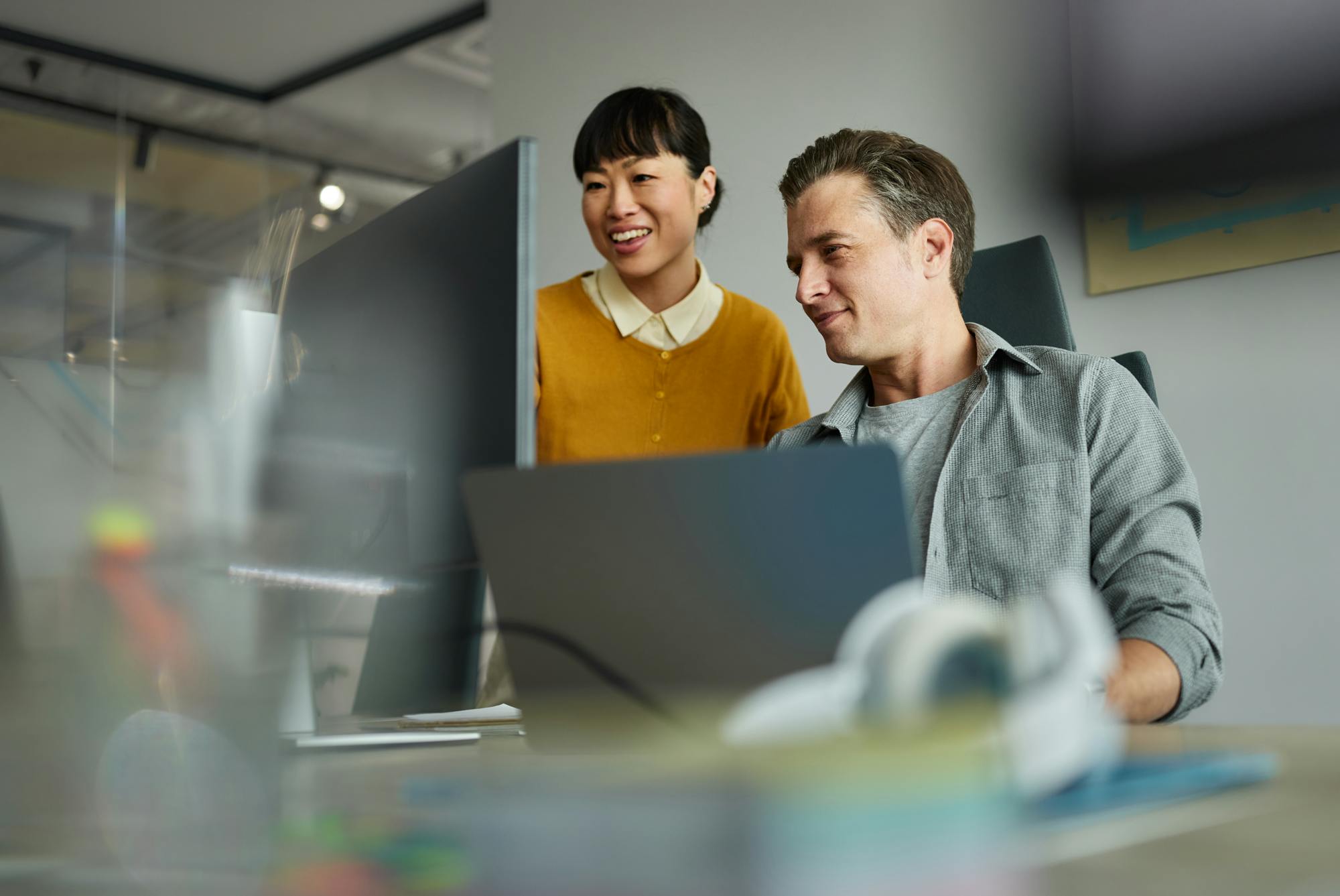 tva-personer-vid-dator-en-star-bredvid-den-andra