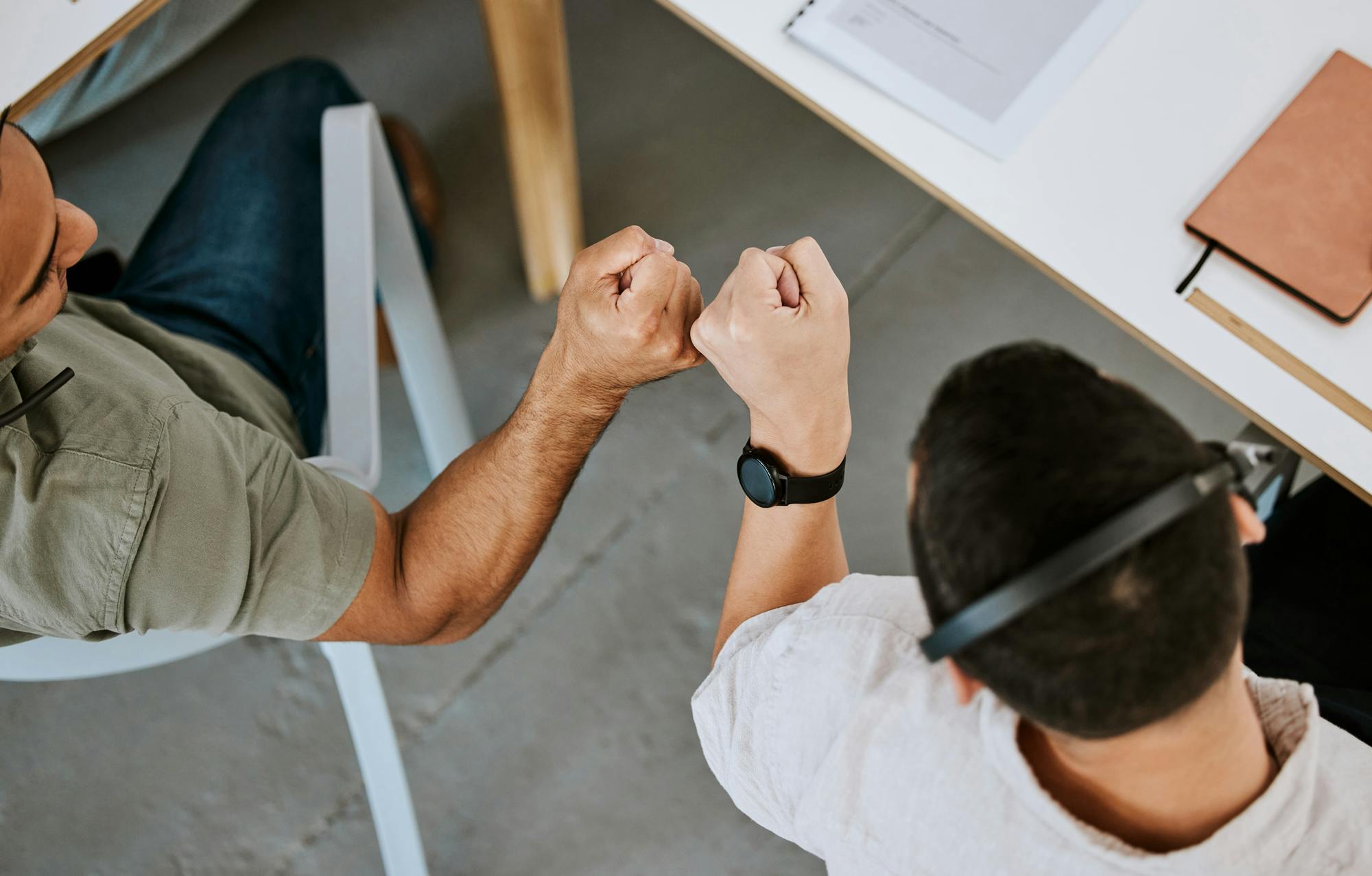 tva-killar-gör-fist-bum-vi-ser-deras-knogar-mötas