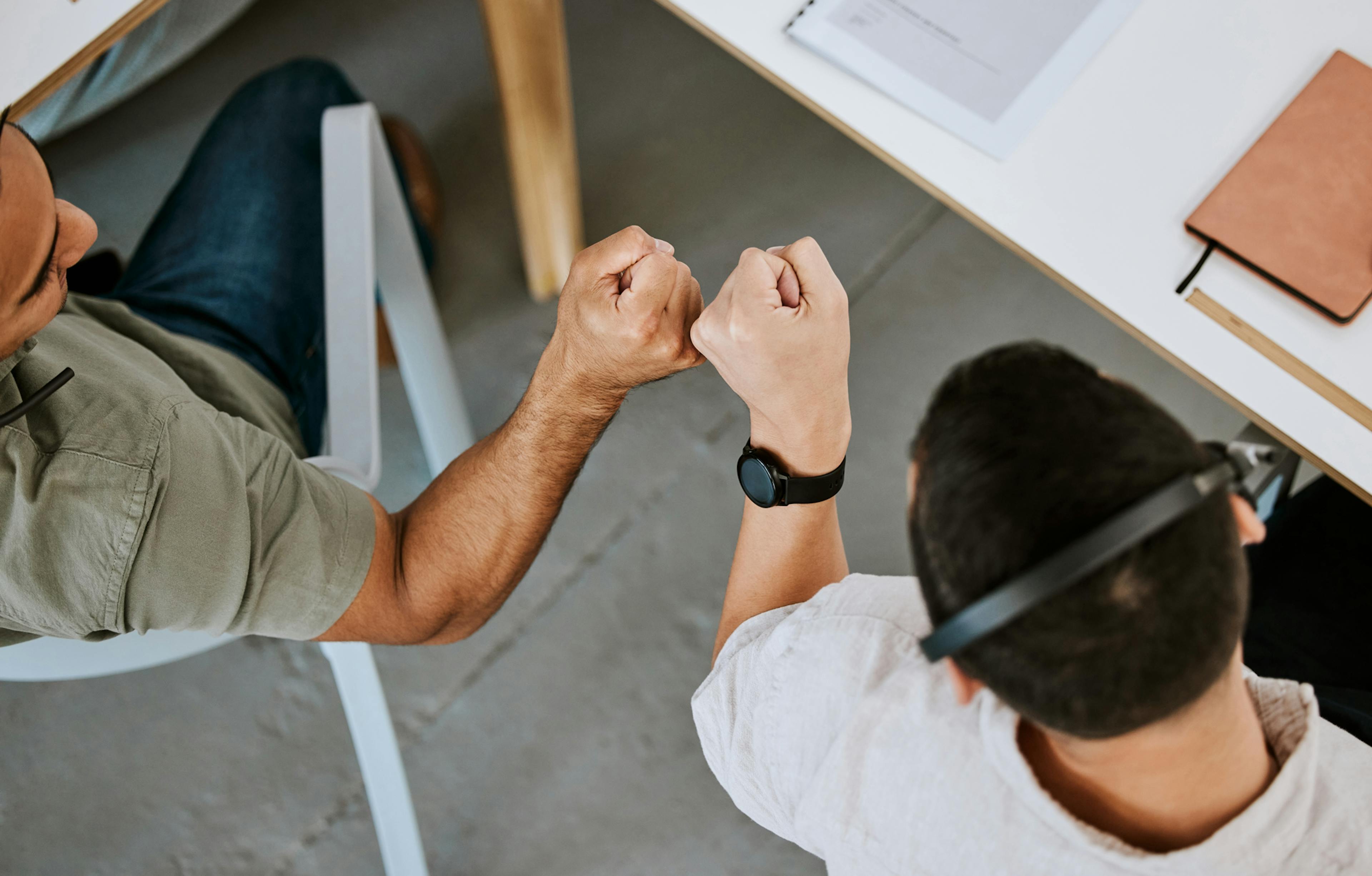 tva-killar-gör-fist-bum-vi-ser-deras-knogar-mötas