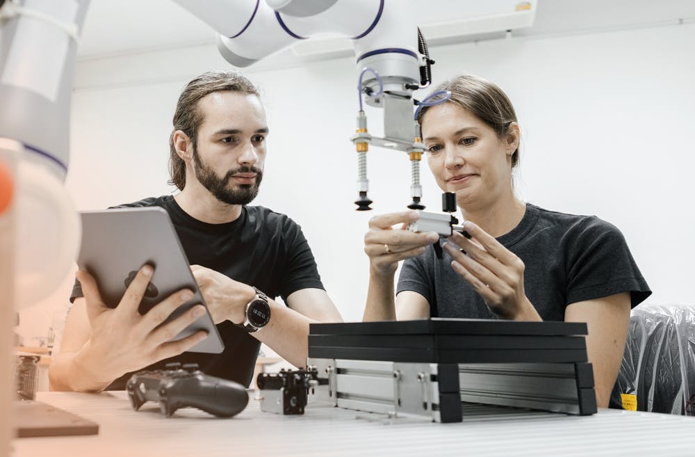 tjej-kille-konstruerar-robot