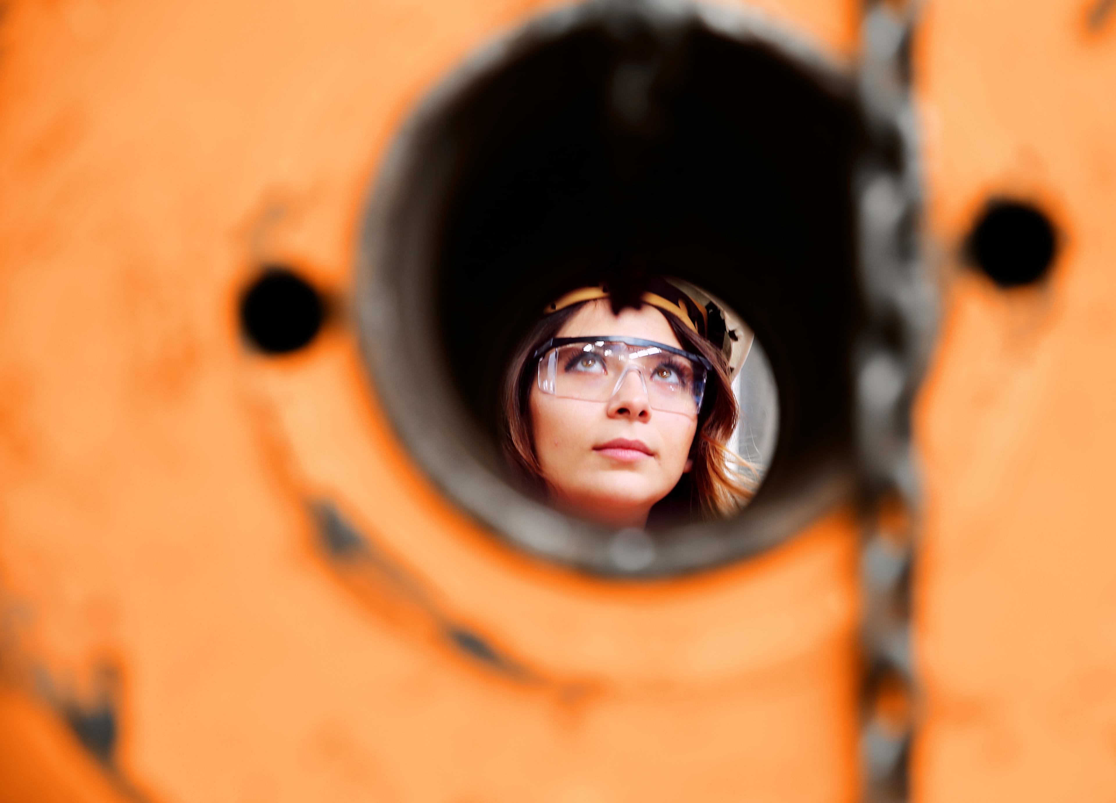 kvinna-inom-industri-kollar-igenom-hal