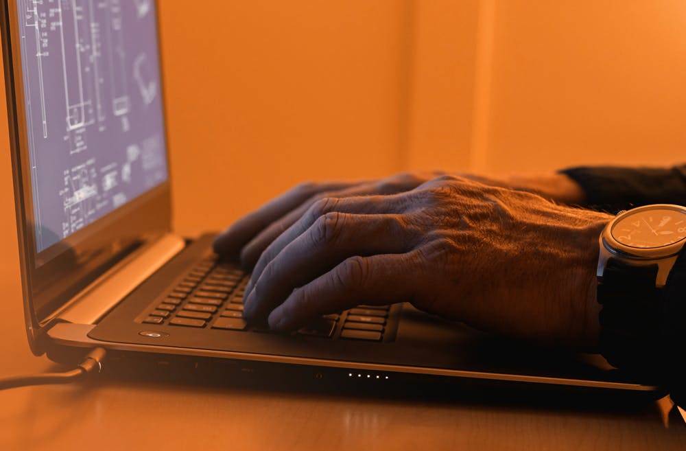 fingrar-pa-lap-top-ingenjorshogkolan