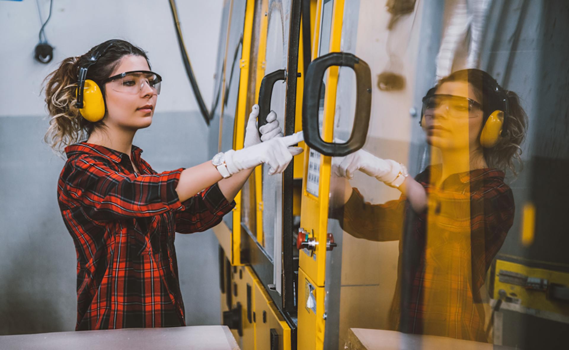 kvinna-trycker-knapp-pa-maskin-inom-industrin-techhogkolan-omv