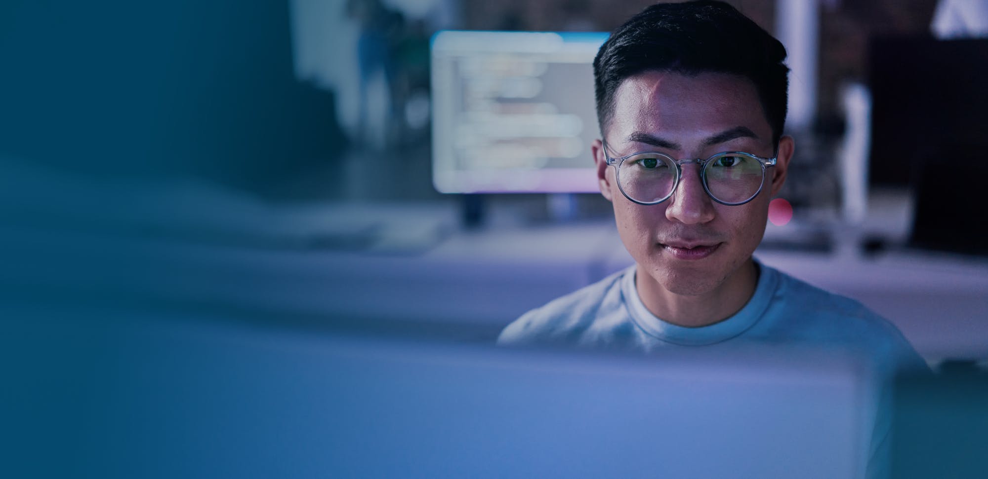 Cybersecurity-man-tittar-skarm