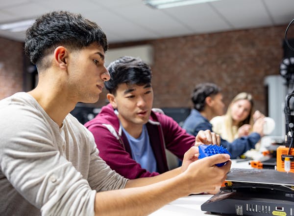 tva-studenter-i-klassrum-studerar-grej