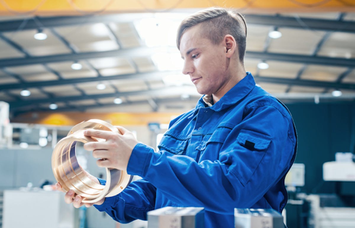 person-med-blaklade-har-metallbit-i-handen