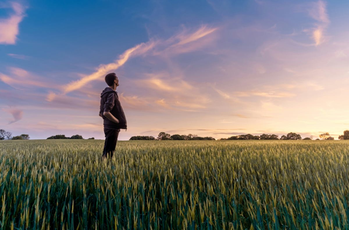 man-tittar-visionart-pa-himlen-star-i-field