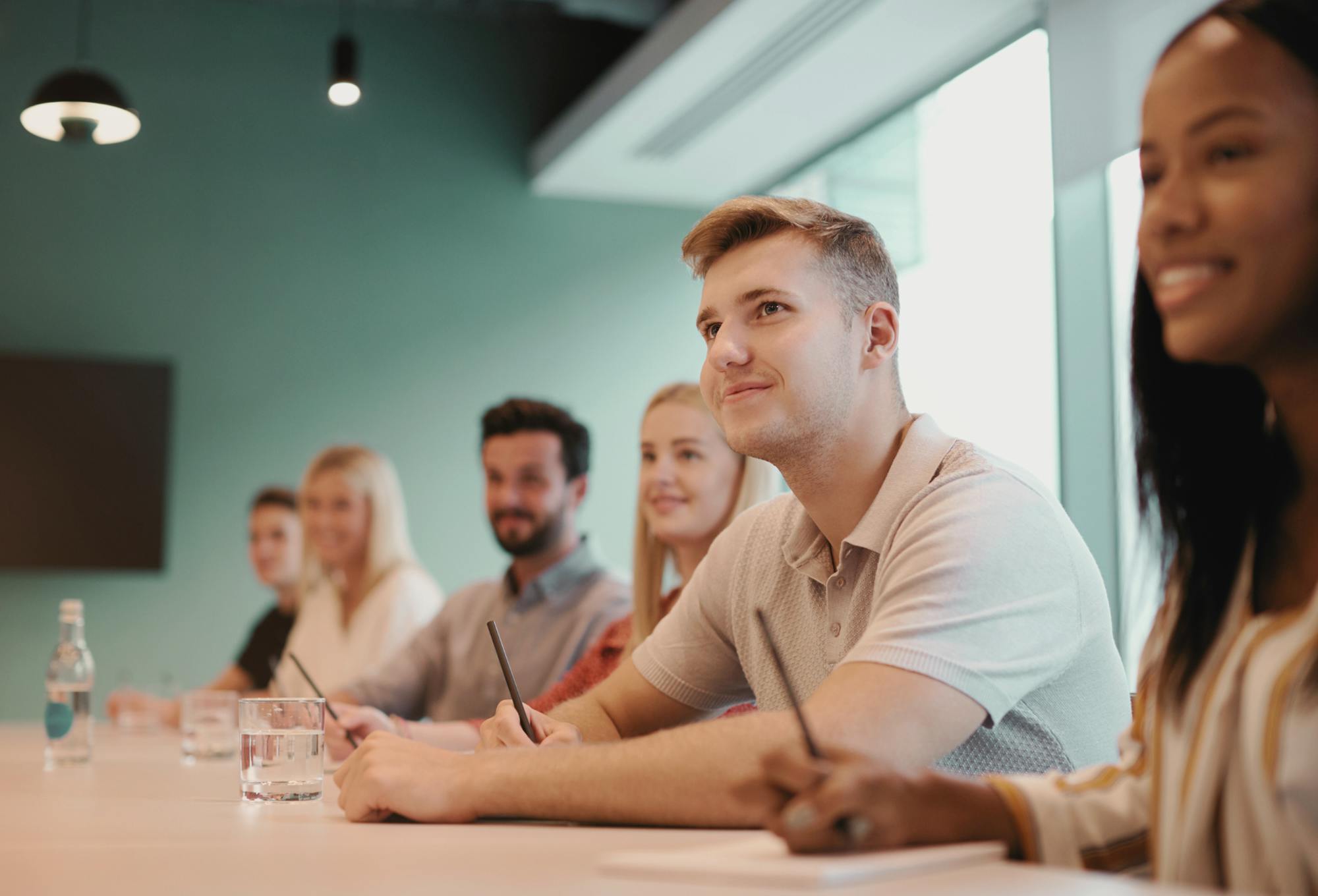 klassrum-med-elever-pa-rad