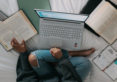 vi-ser-en-person-ovanifran-som-pluggar-pa-sang-