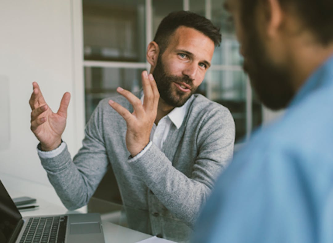 man-forklarar-ngt-för-en-person-han-har-cardigan-pa-businesshogkolan-mdr