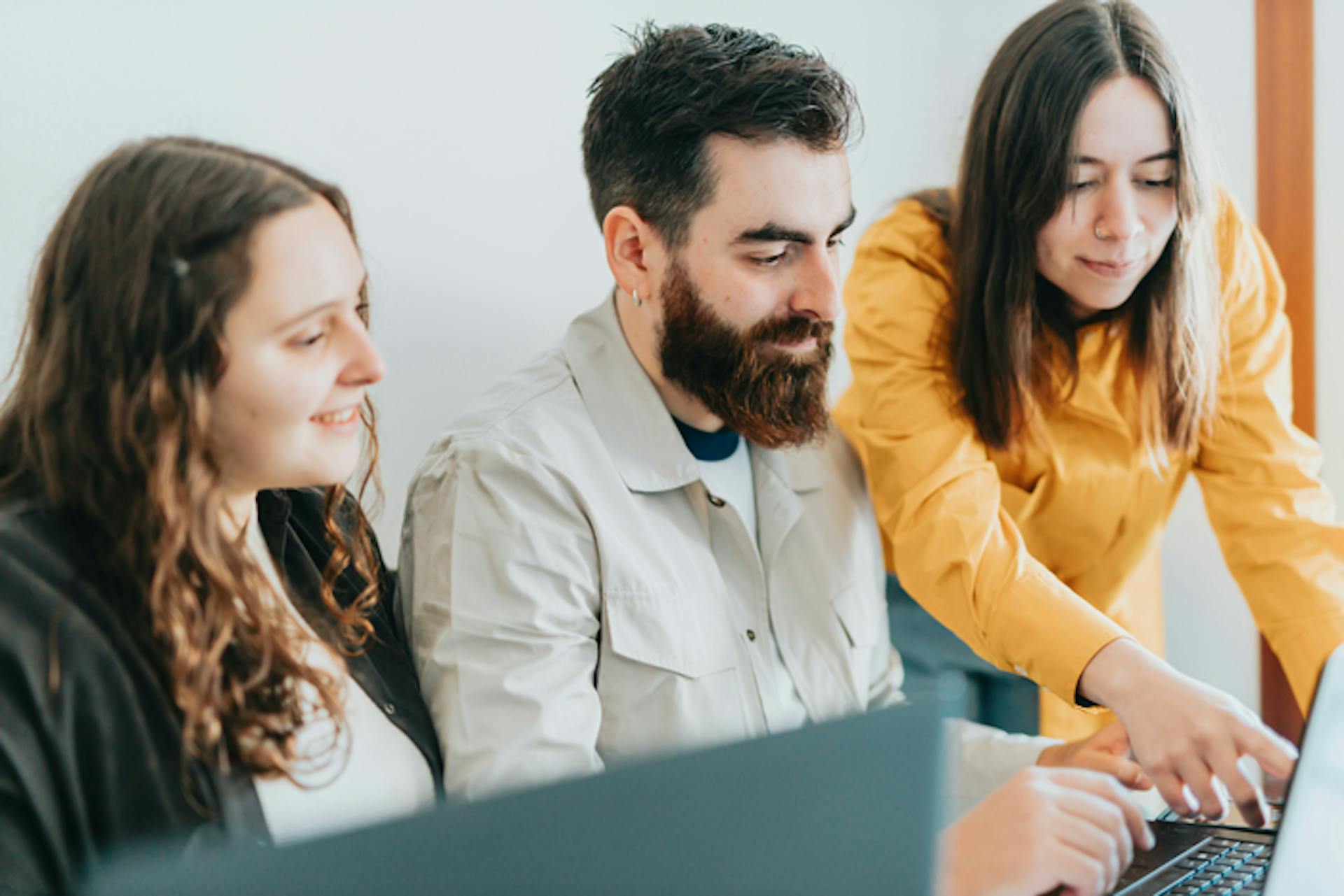 grup-studerande-framfor-dator-jobbar-ihop