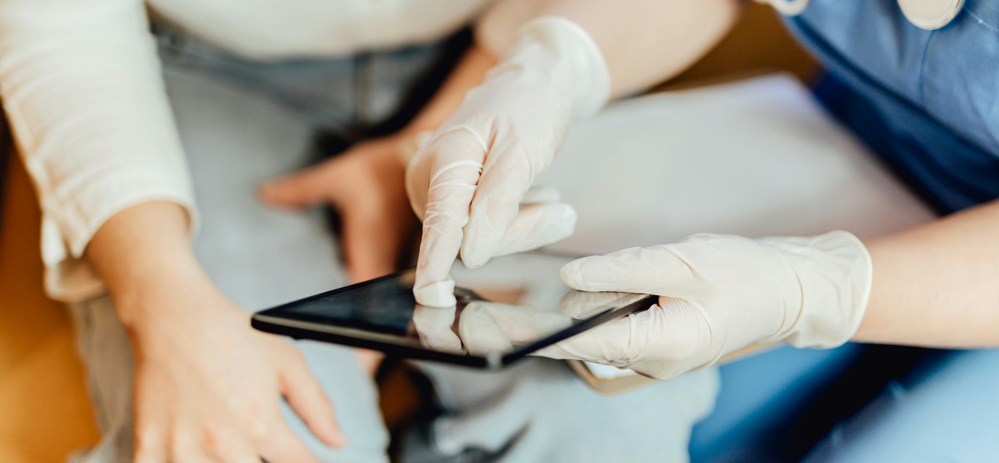 handskkladdperson-haller-device-visar-patient