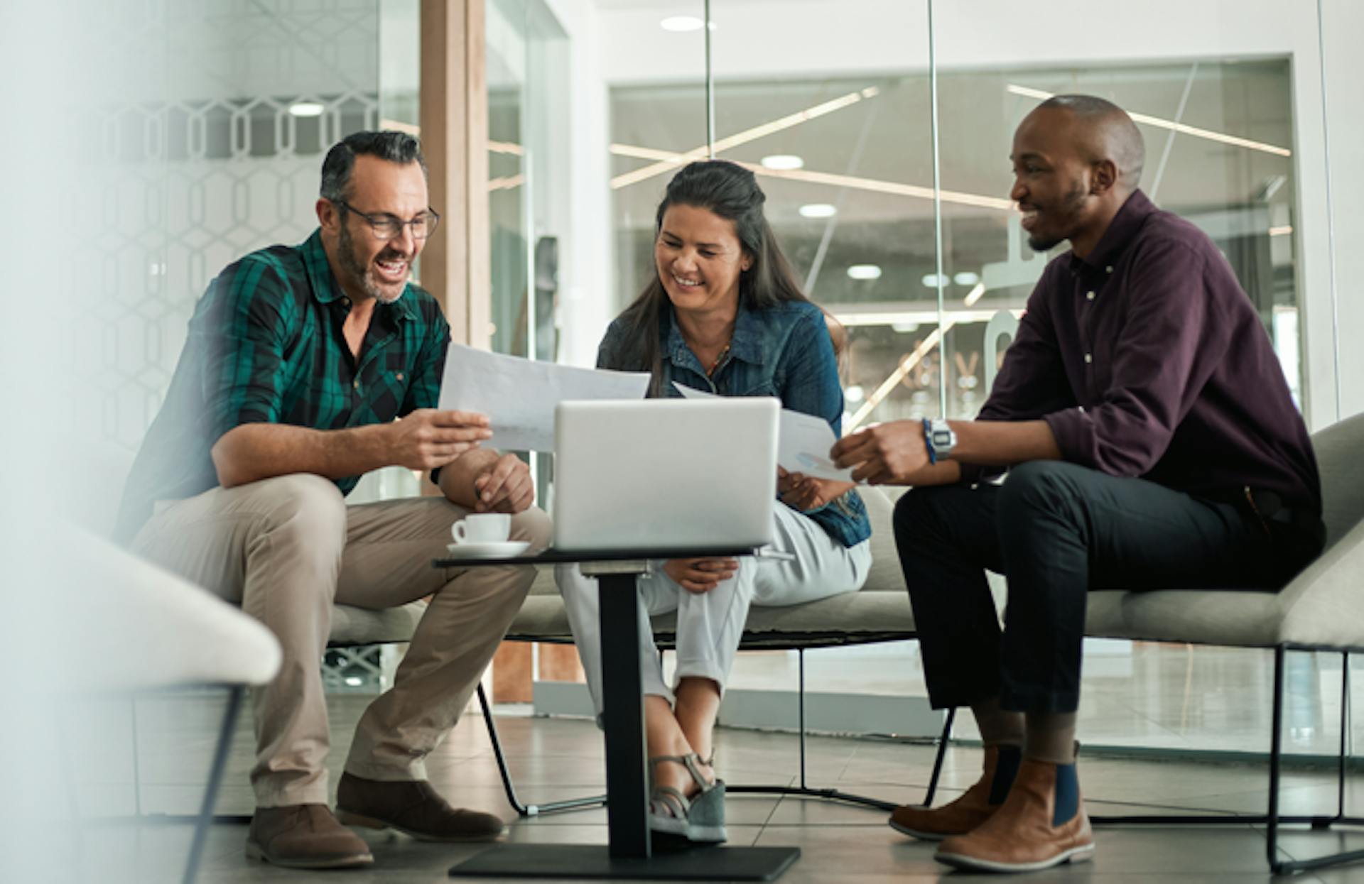 grupp-om-tre-jobbar-ihop