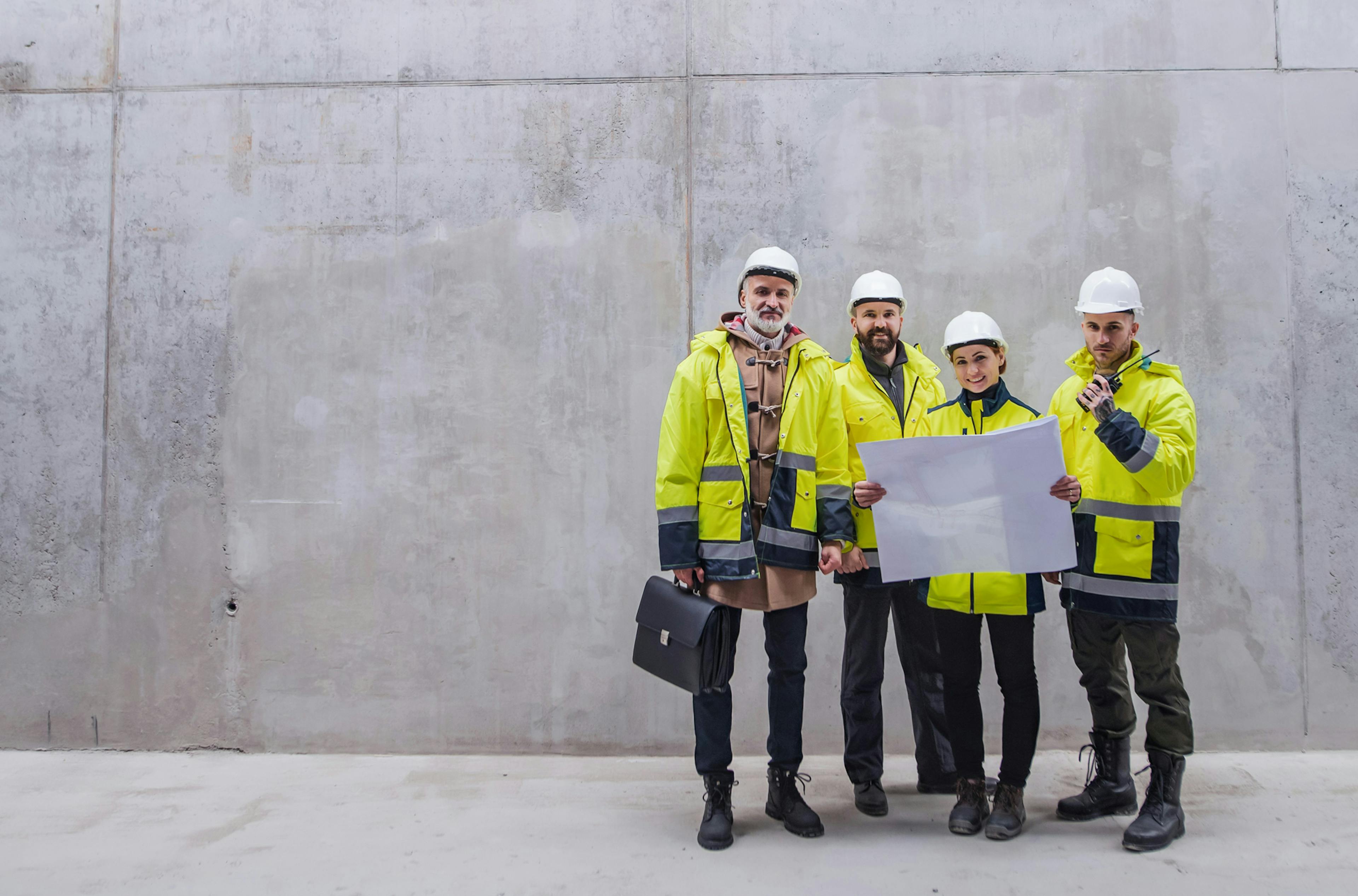 grupp-i-varselklader-tittar-mot-oss