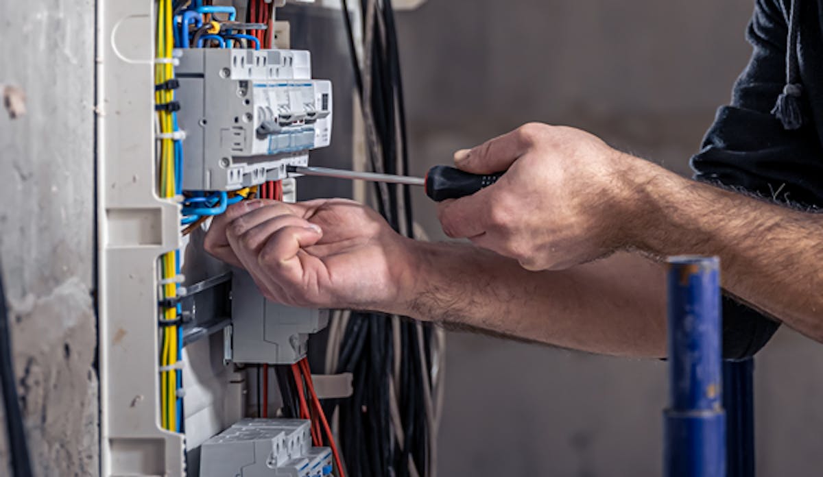 hander-som-installerar-ngt