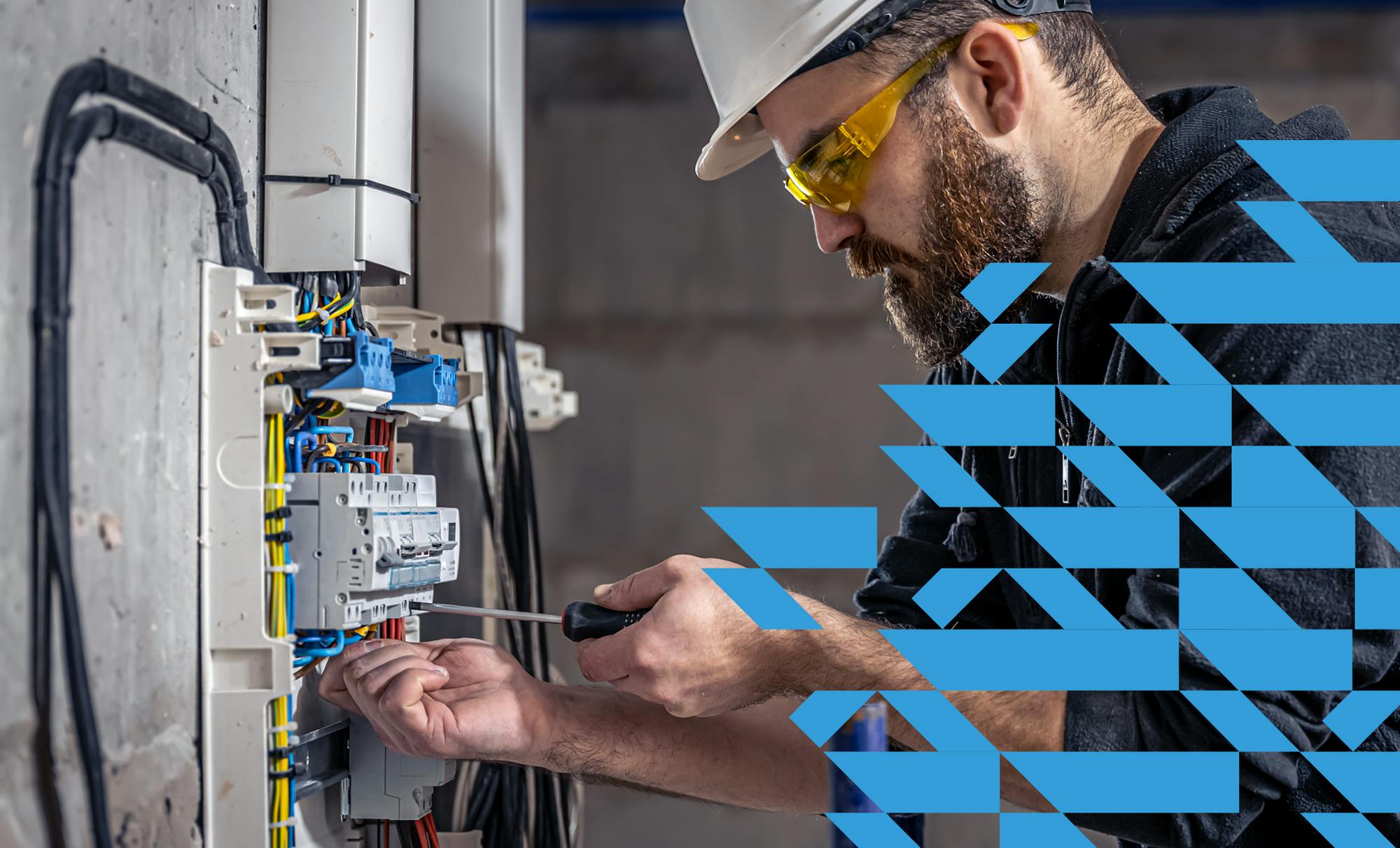 man-med-hjalm-skrivar-i-elektronik-i-vagg-pattern