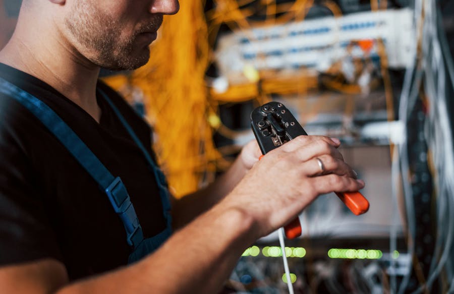 man-med-avbitar-tang-vid-elskap