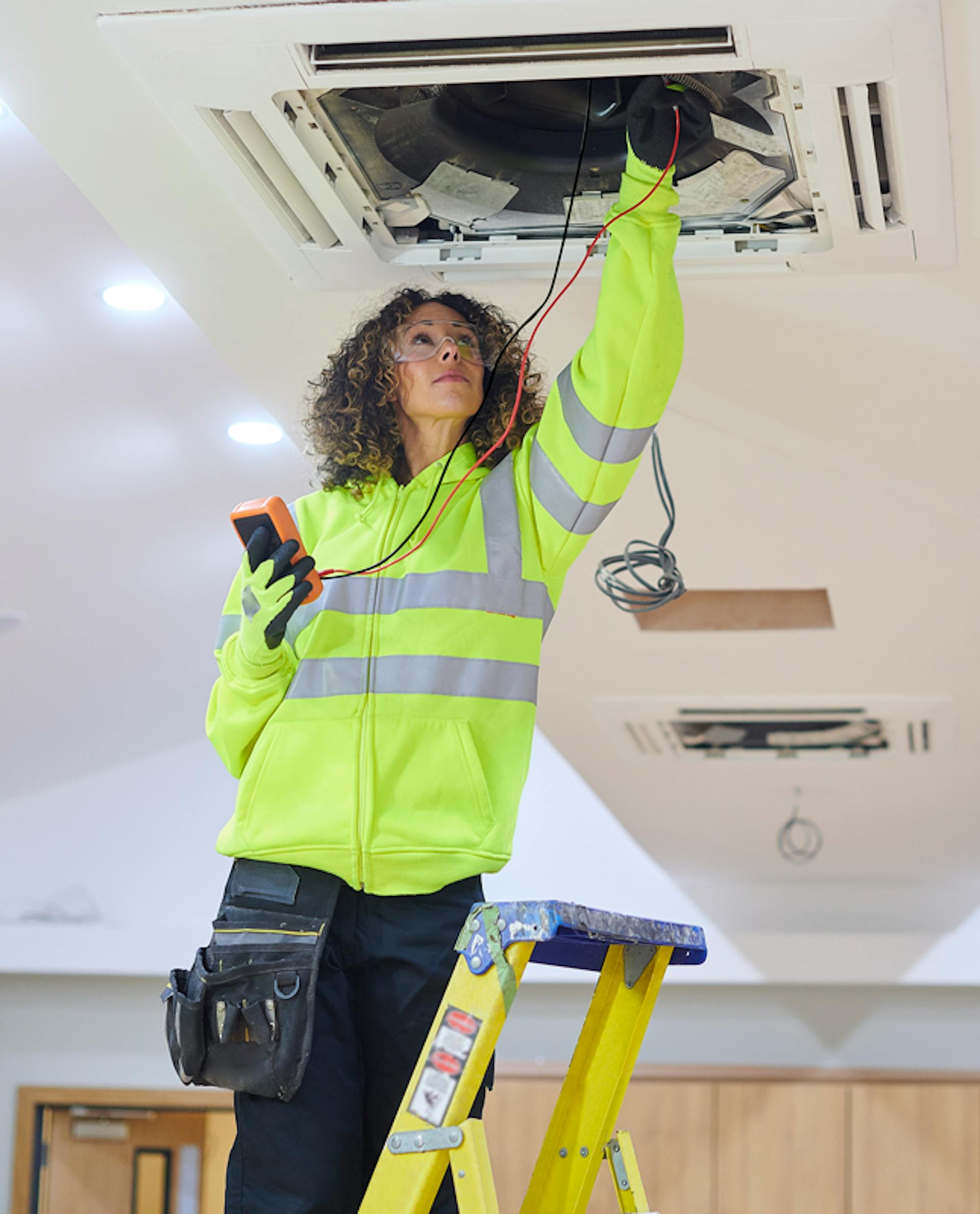 man-med-avbitar-tang-vid-elskap