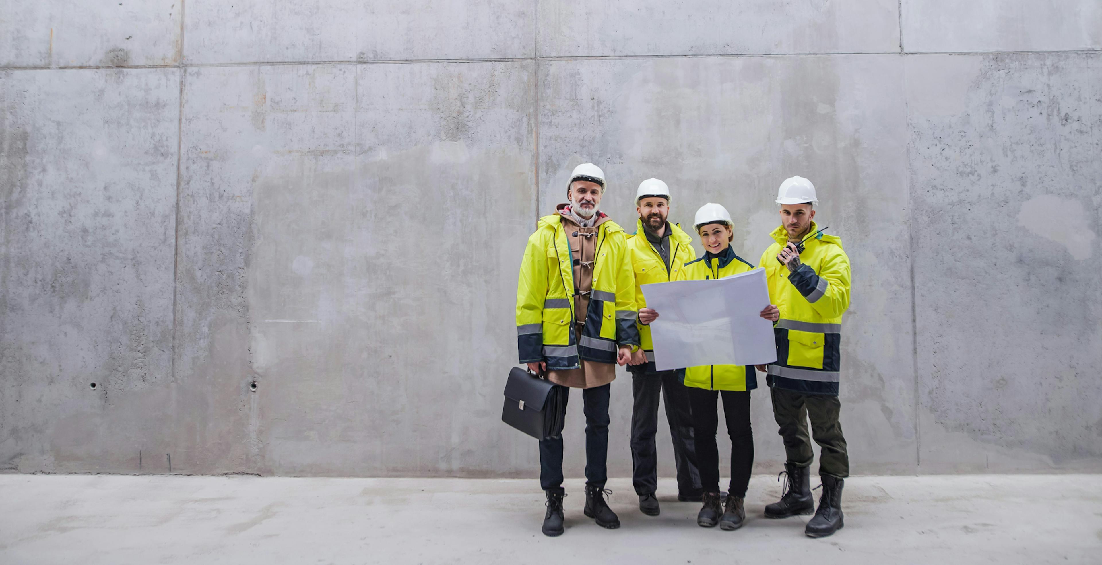 grupp-i-varselklader-tittar-mot-oss-2