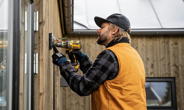 elektriker-jobbar-utomhus-installerar-kontakt