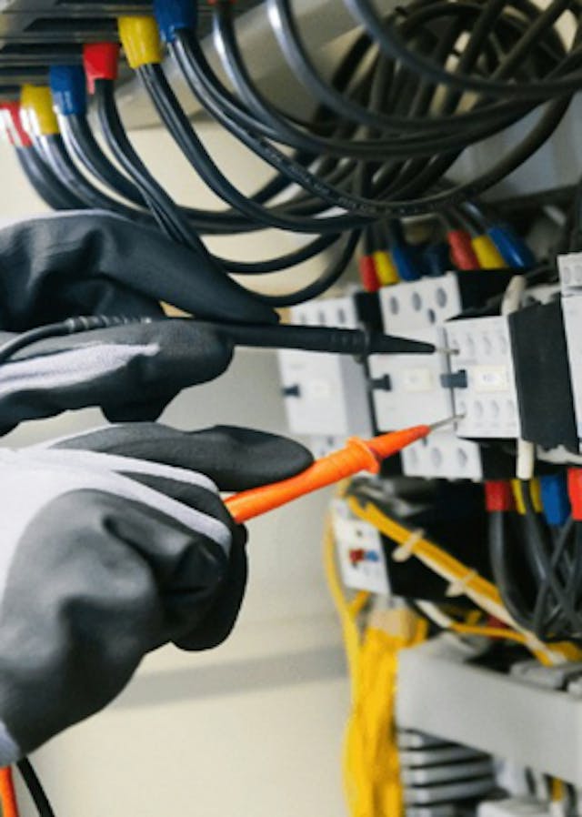 ngn-kontrollerar-el-vi-ser-hander-i-narbild