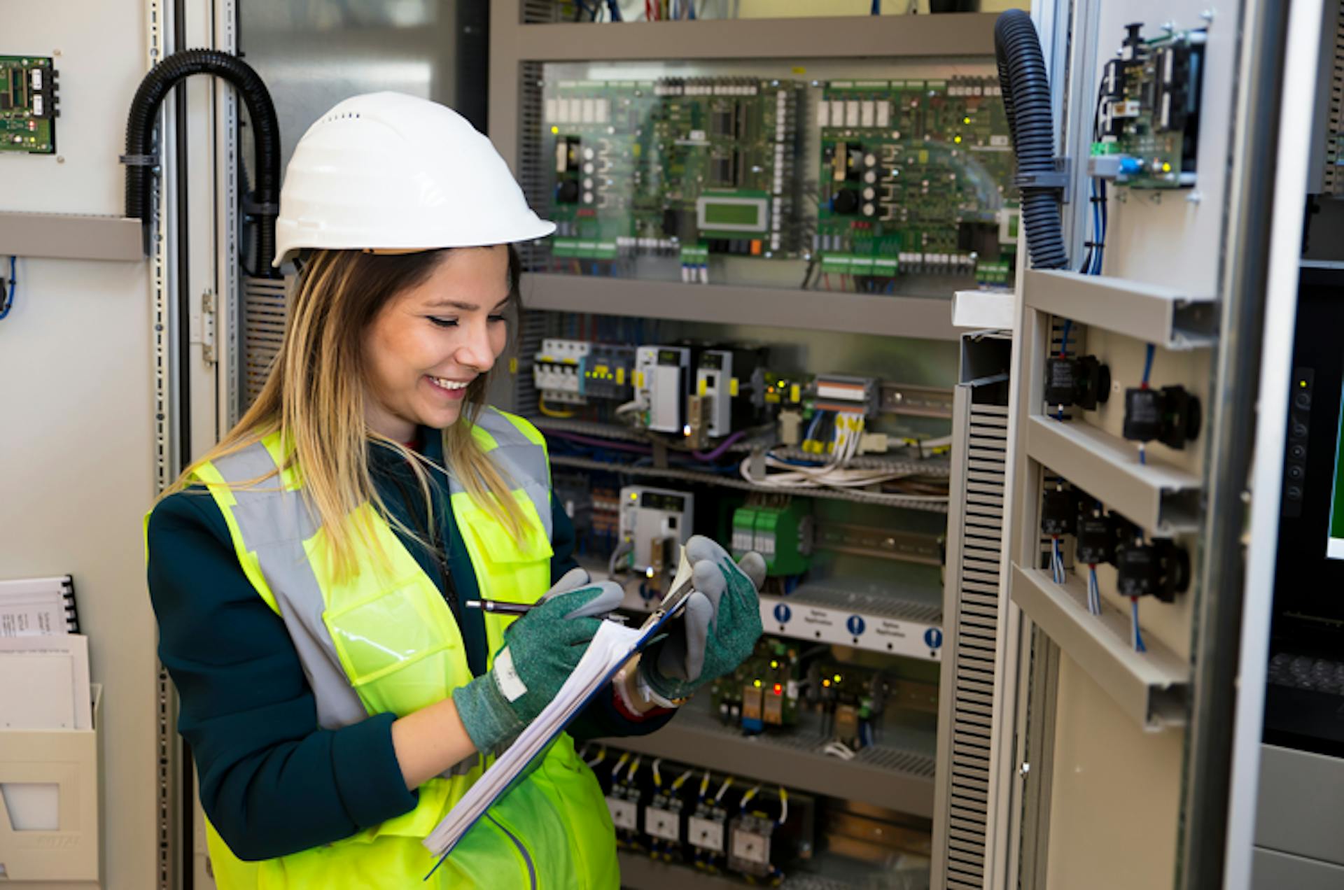 tjej-som-jobbar-som-elektriker-bakom-henne-elprylar