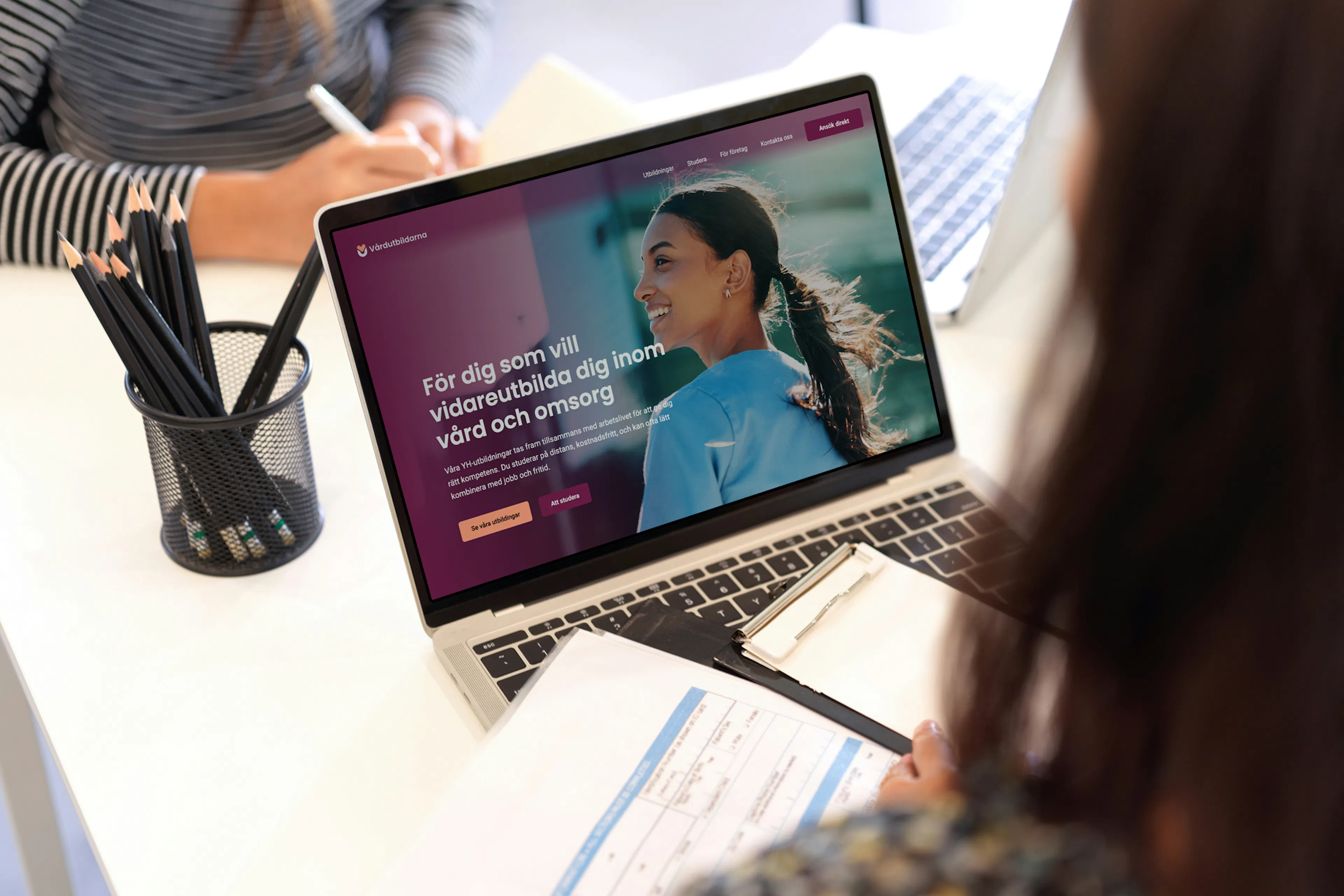 lap-top-skarm-pa-skrivbord