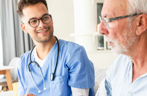 doktor-och-aldre-person