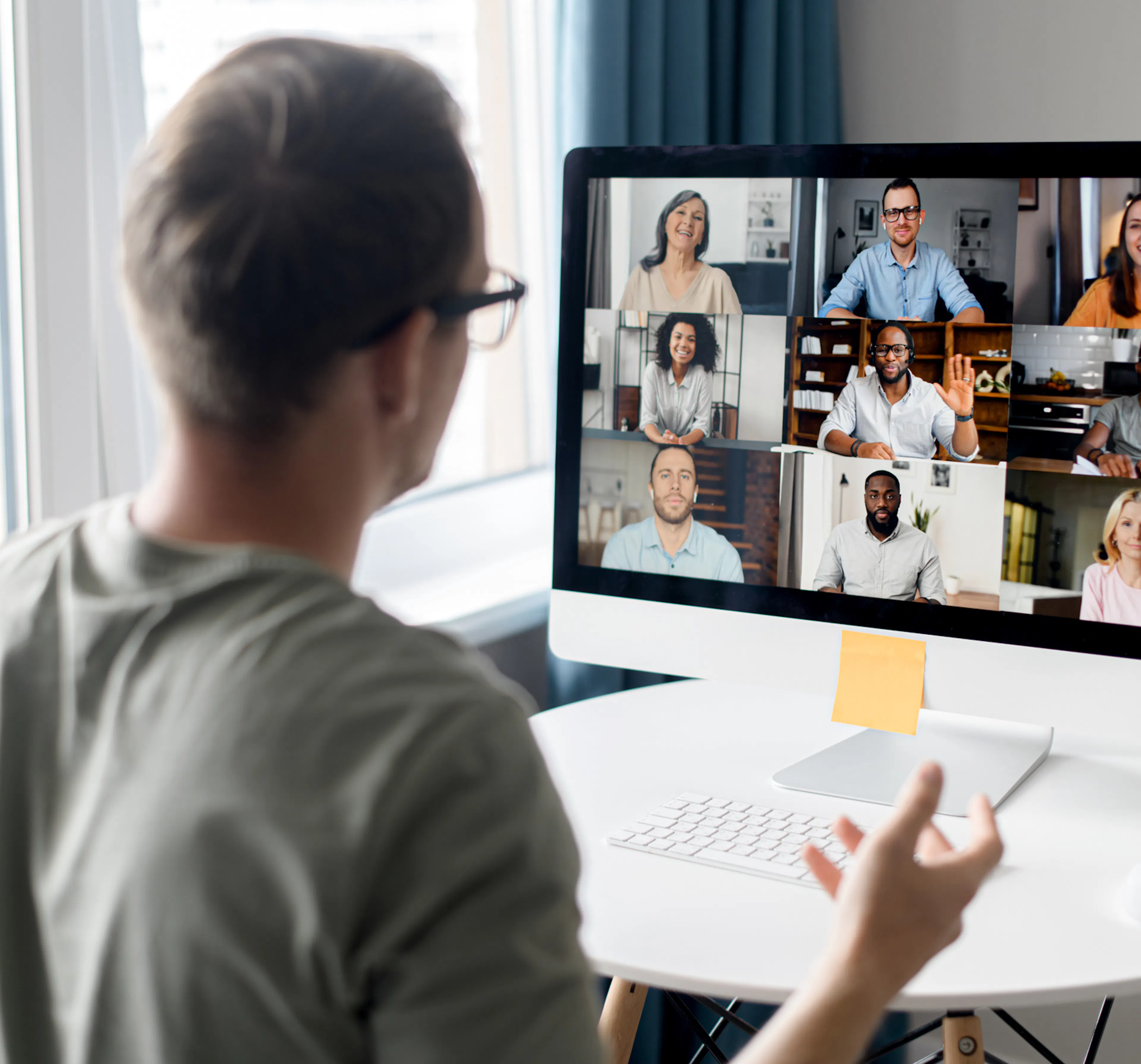 person-med-ryggen-till-deltar-i-webbinarium