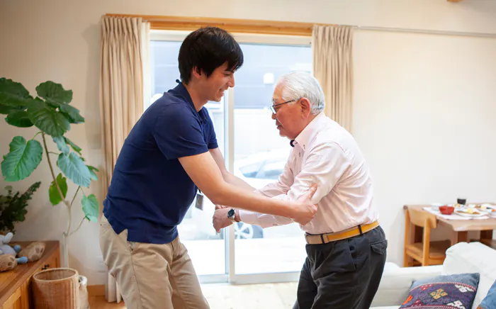 vardare-hjalper-aldre-man-strre