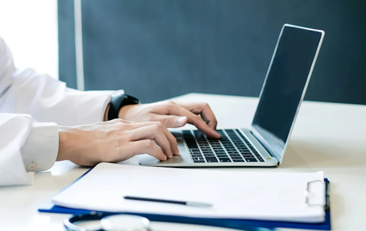 vardpersonal-skriver-pa-dator