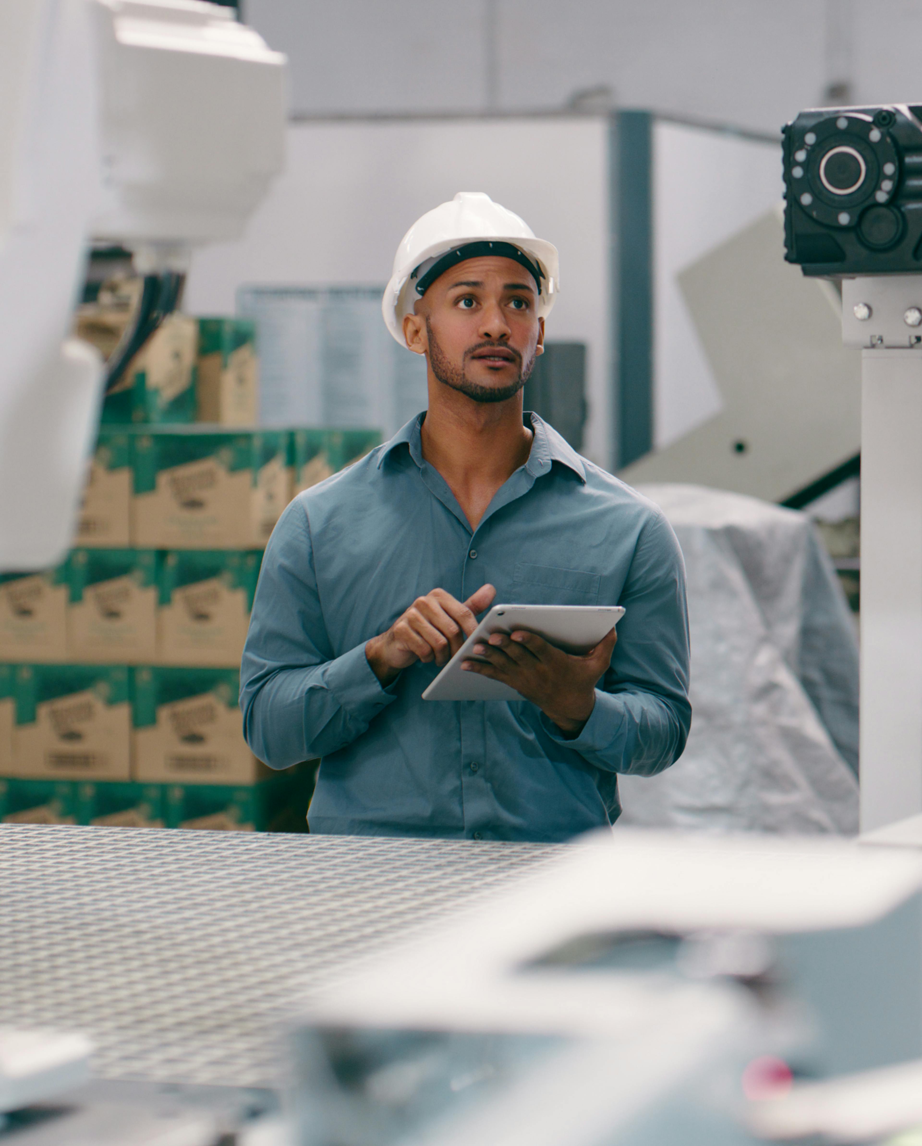 person-me-digital-device-automation-inom-industri