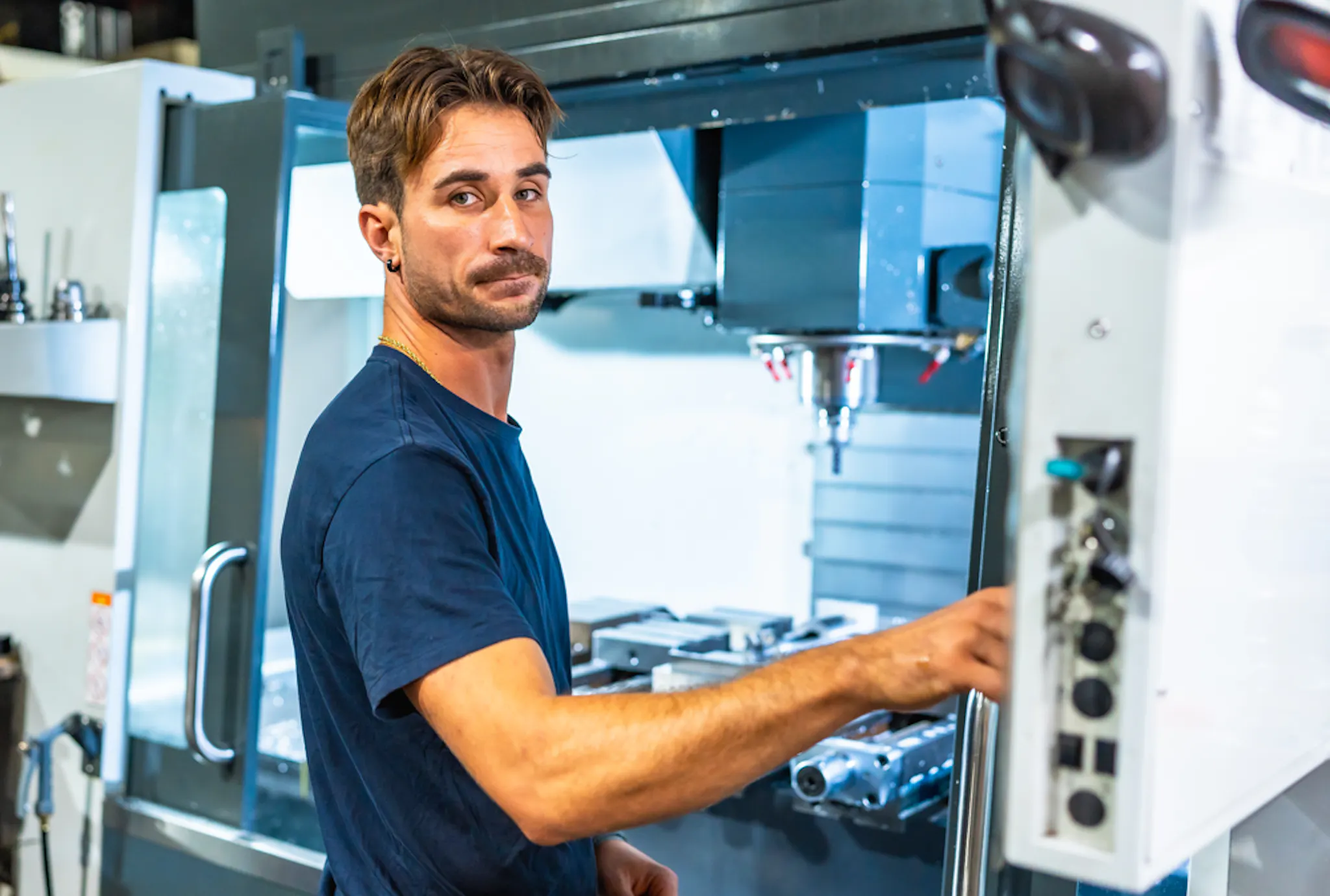 Person-vid-maskin-inom-industri-CNC