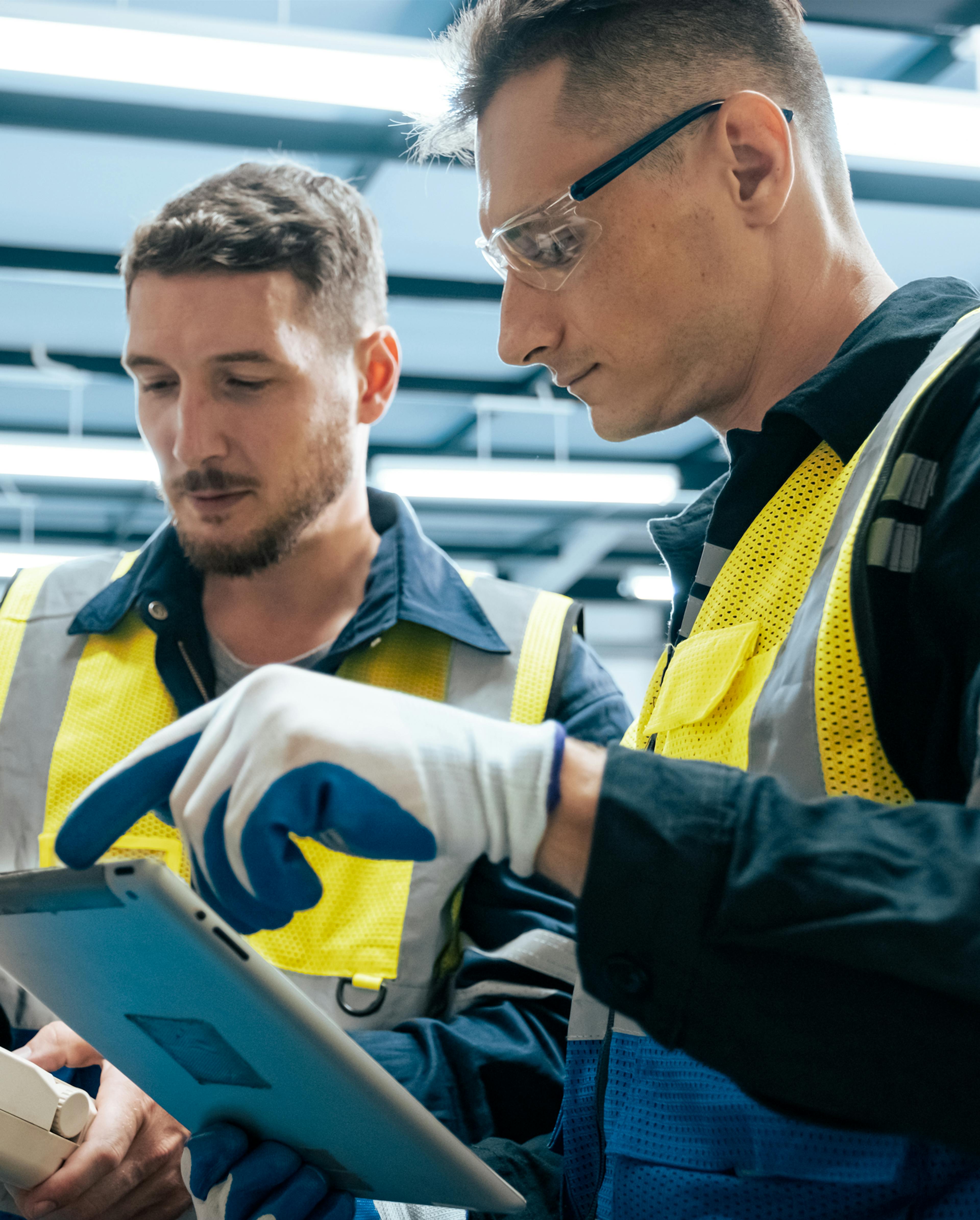 två-personer-inom-industri-kollar-maskin-teknik