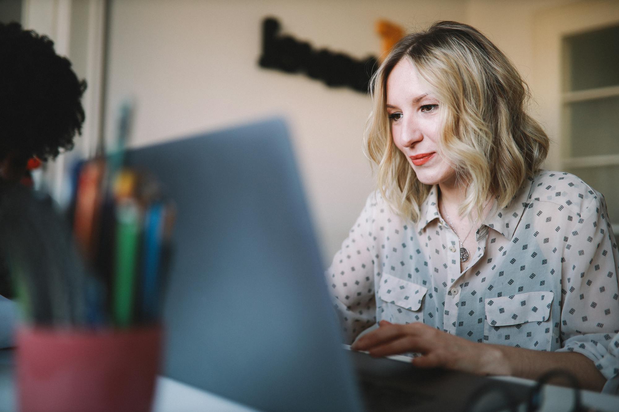 Tjej-vid-dator-gar-kurs-2000x1000