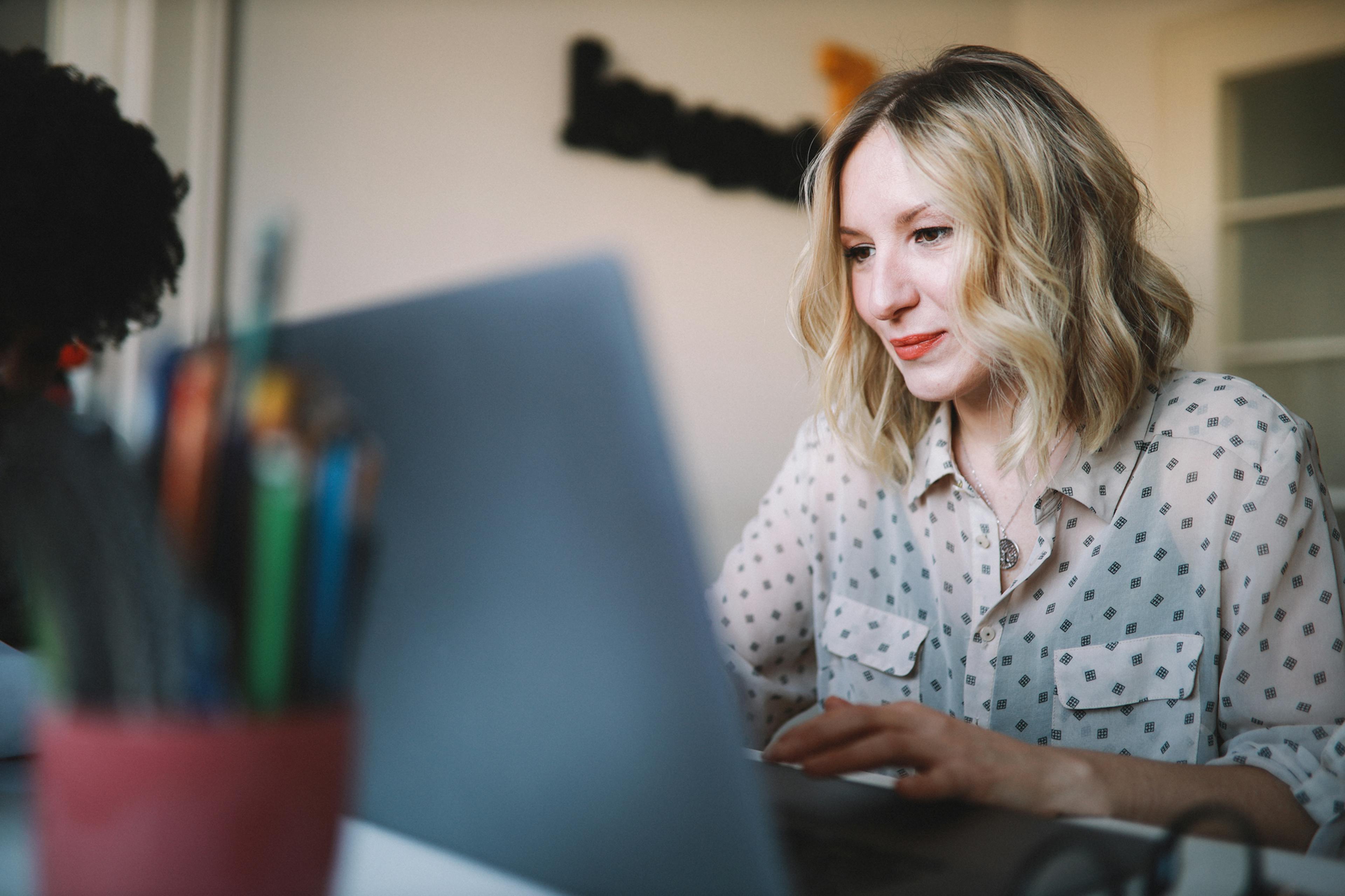 Tjej-vid-dator-gar-kurs-2000x1000