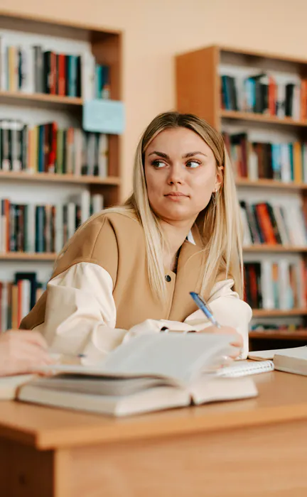 studerande-i-bibliotek