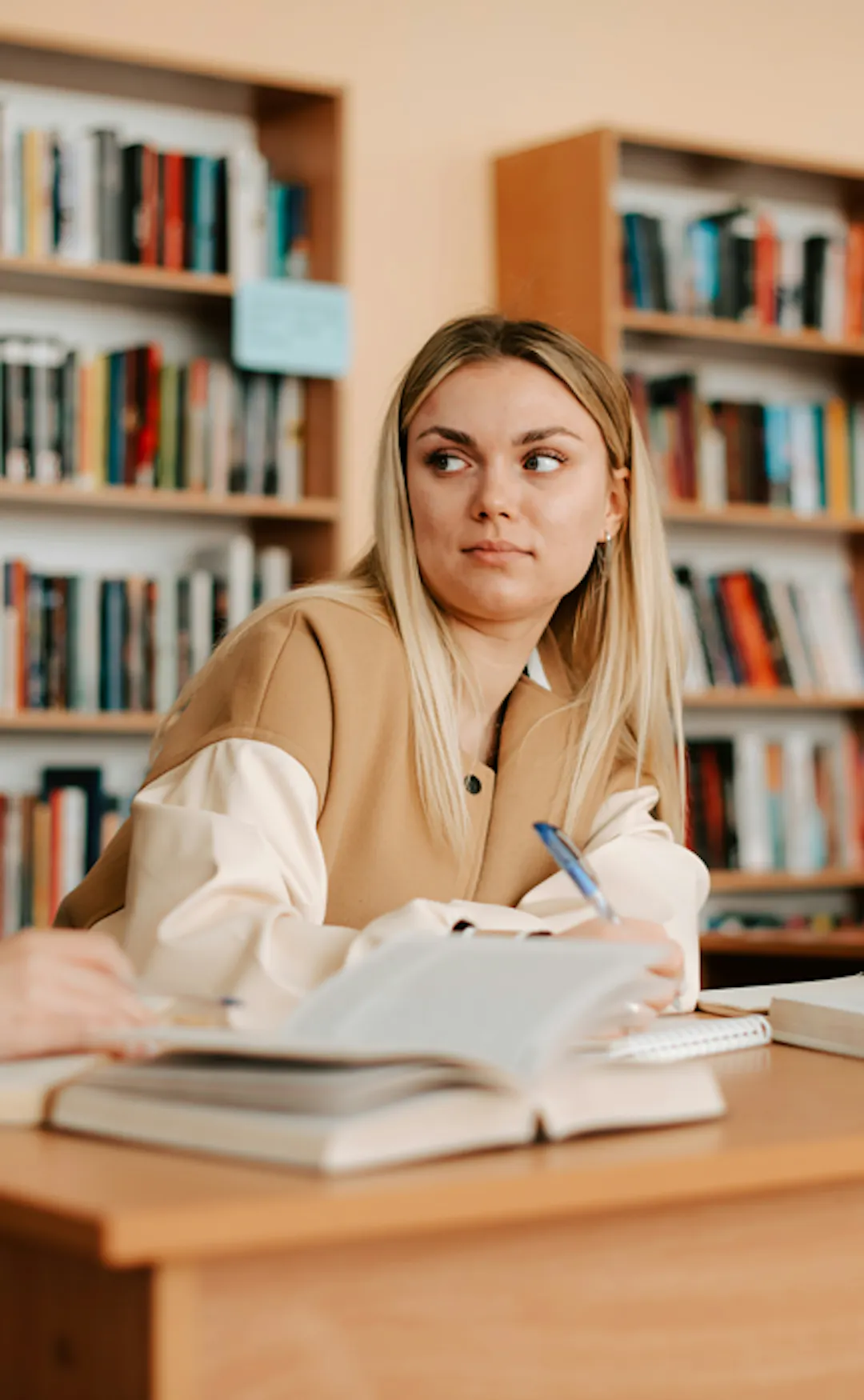 studerande-i-bibliotek