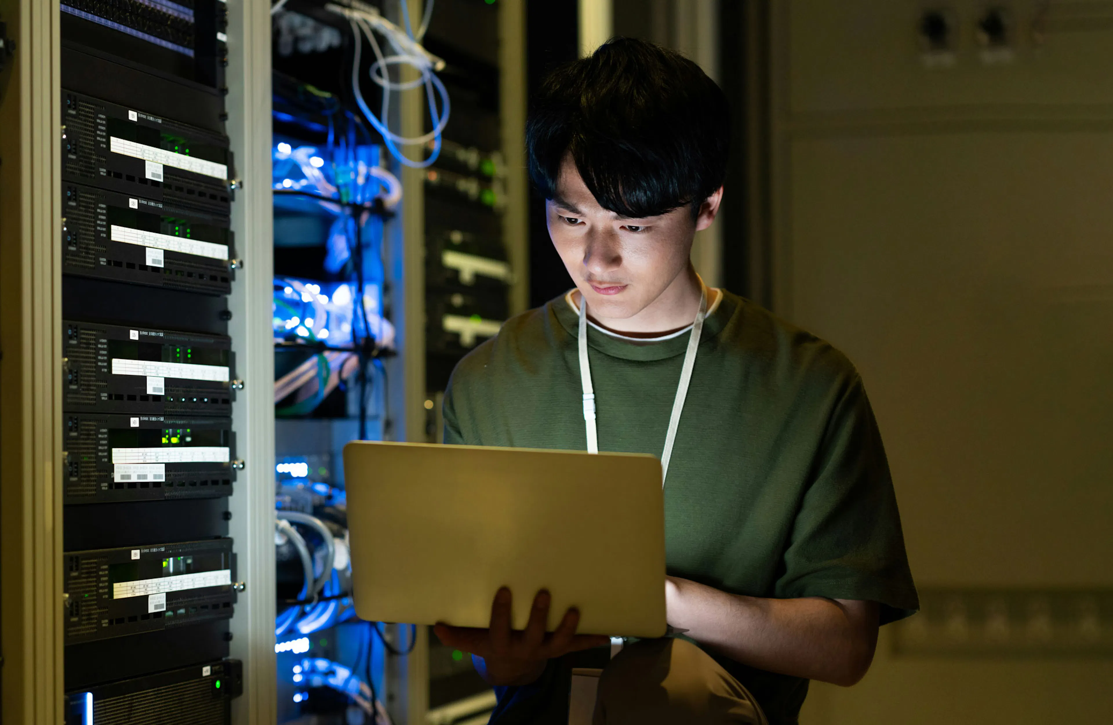 cybersakerhet-exepert-serverrum-kollar-ner-i-dator