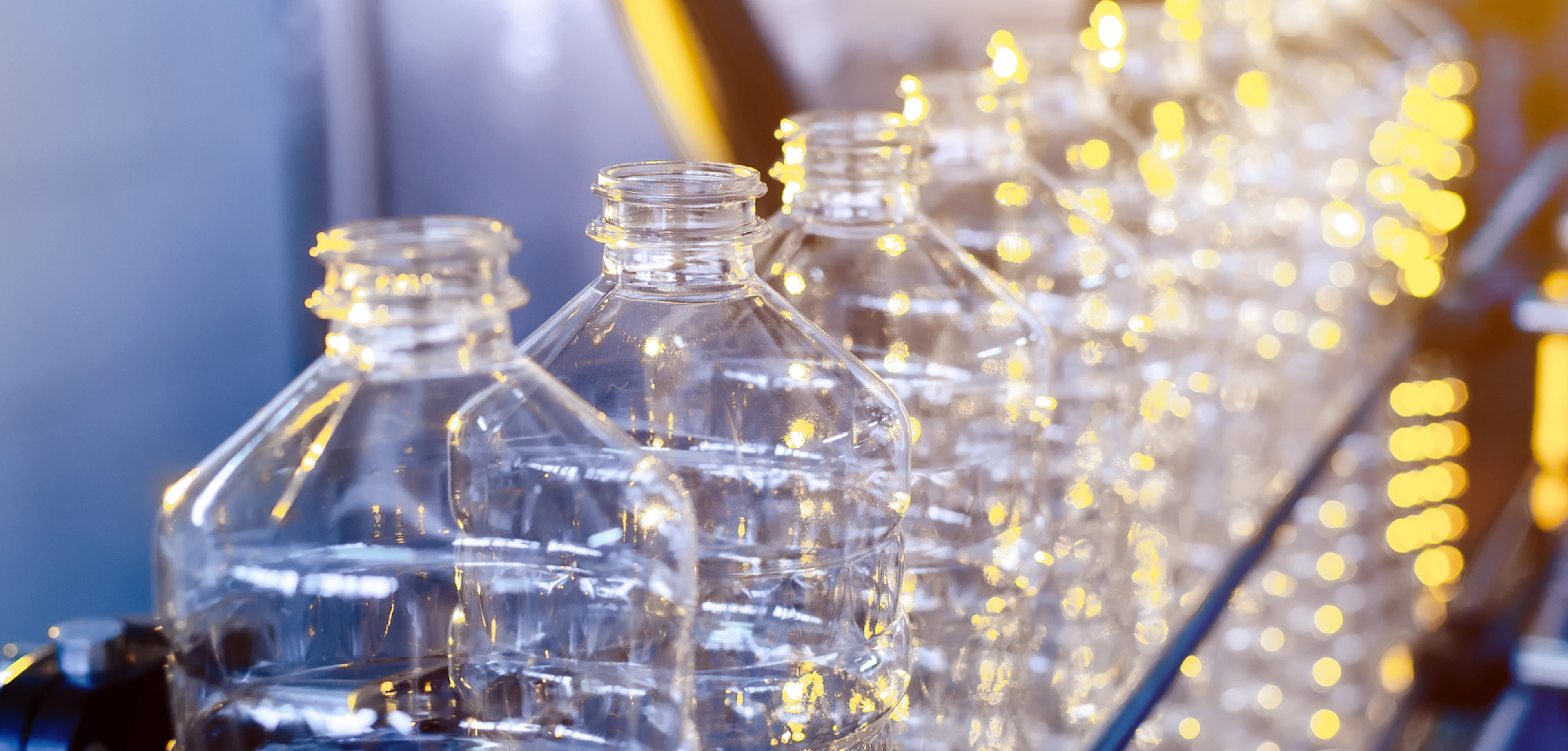 plastflaskor-på-ett-band-inom-industrin
