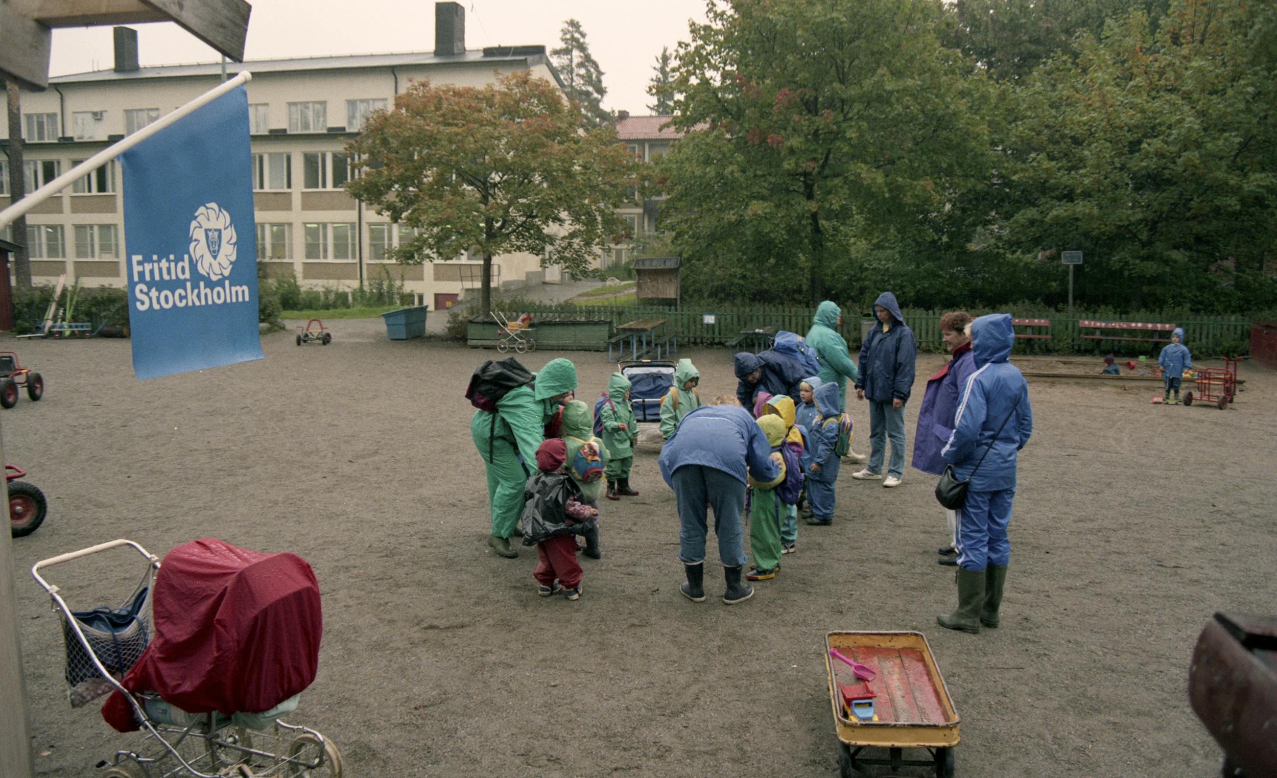 Hökarängsarkivet. Parkleken Fagerlid, skogsutflykt höst 1980-tal. Fotograf okänd.