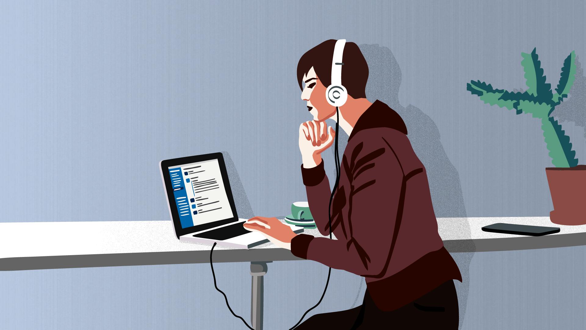 Junge Geschäftsfrau mit Laptop und Headset in einem Kundengespräch.