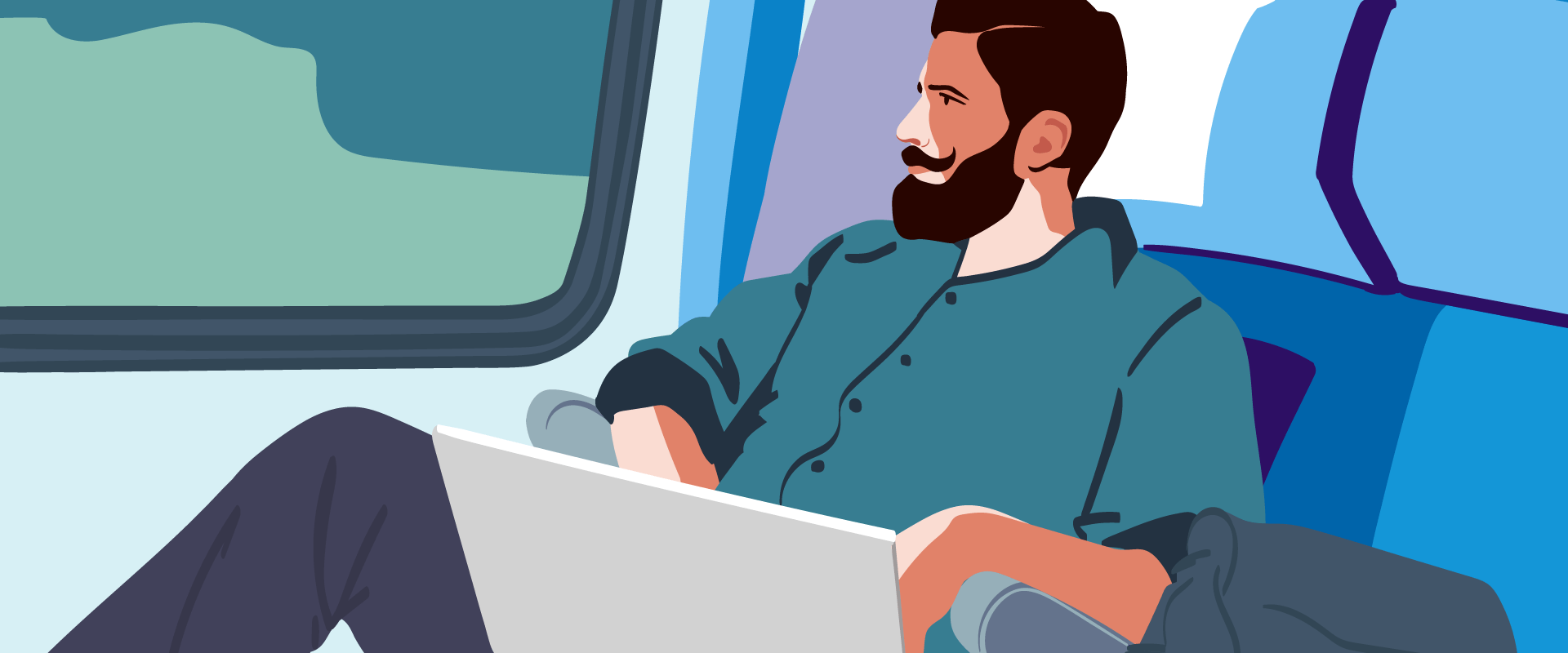 Mann mit grĂĽnem Hemd im Zug arbeitet am Laptop, um darzustellen, dass eine Reisekostenabrechnung als Freiberufler wichtig ist.