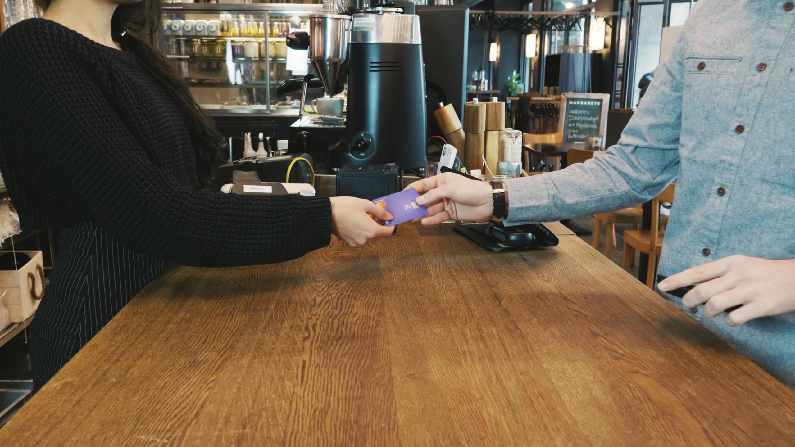 Kontist Kartenzahlung in einem Café