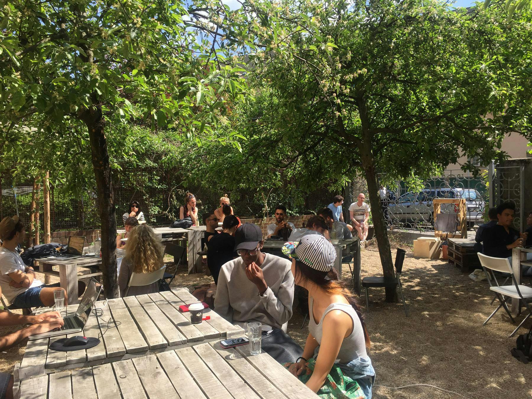 Agora Garten mit Leuten