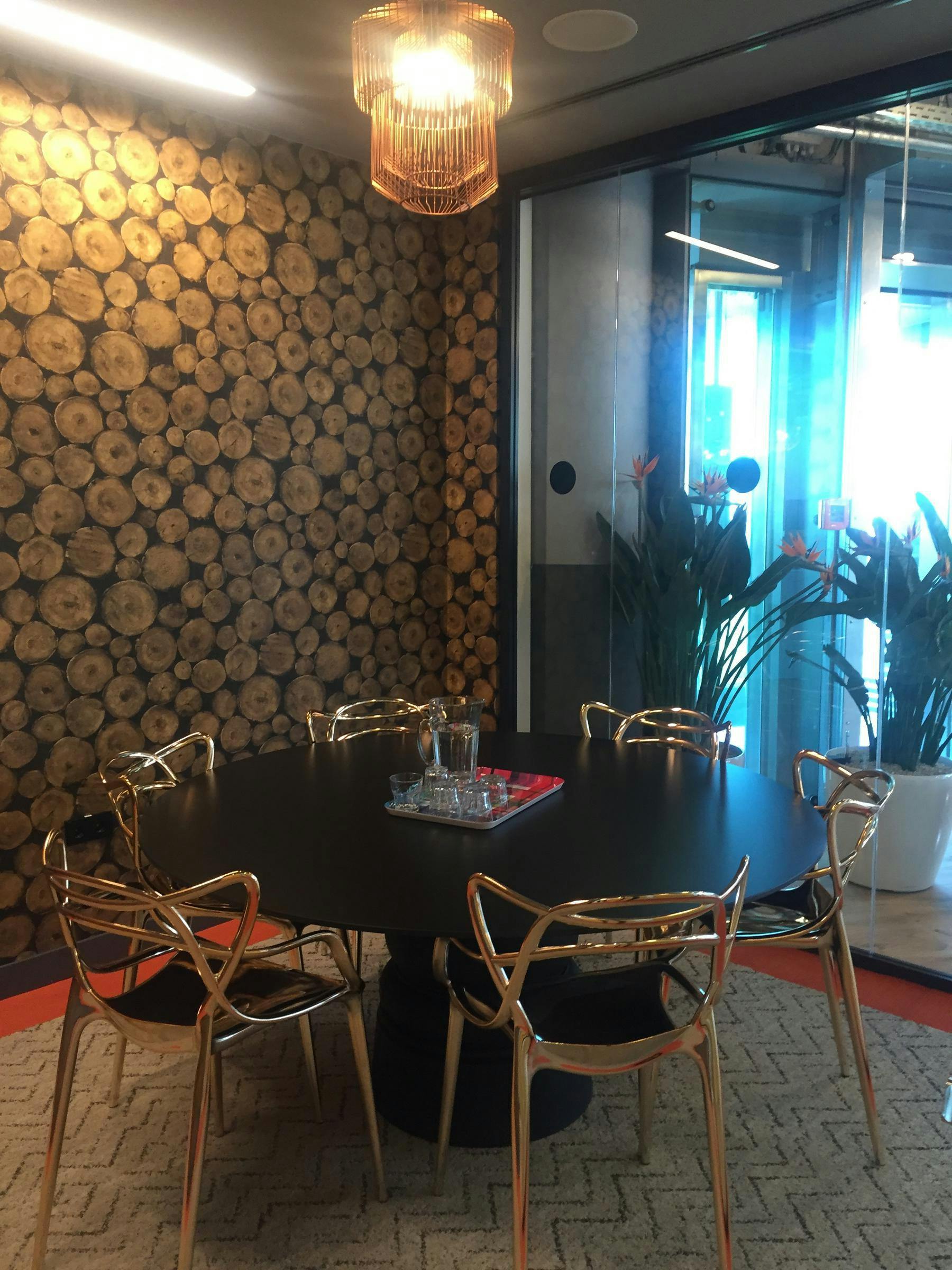 wework_smallmeetingroom_1