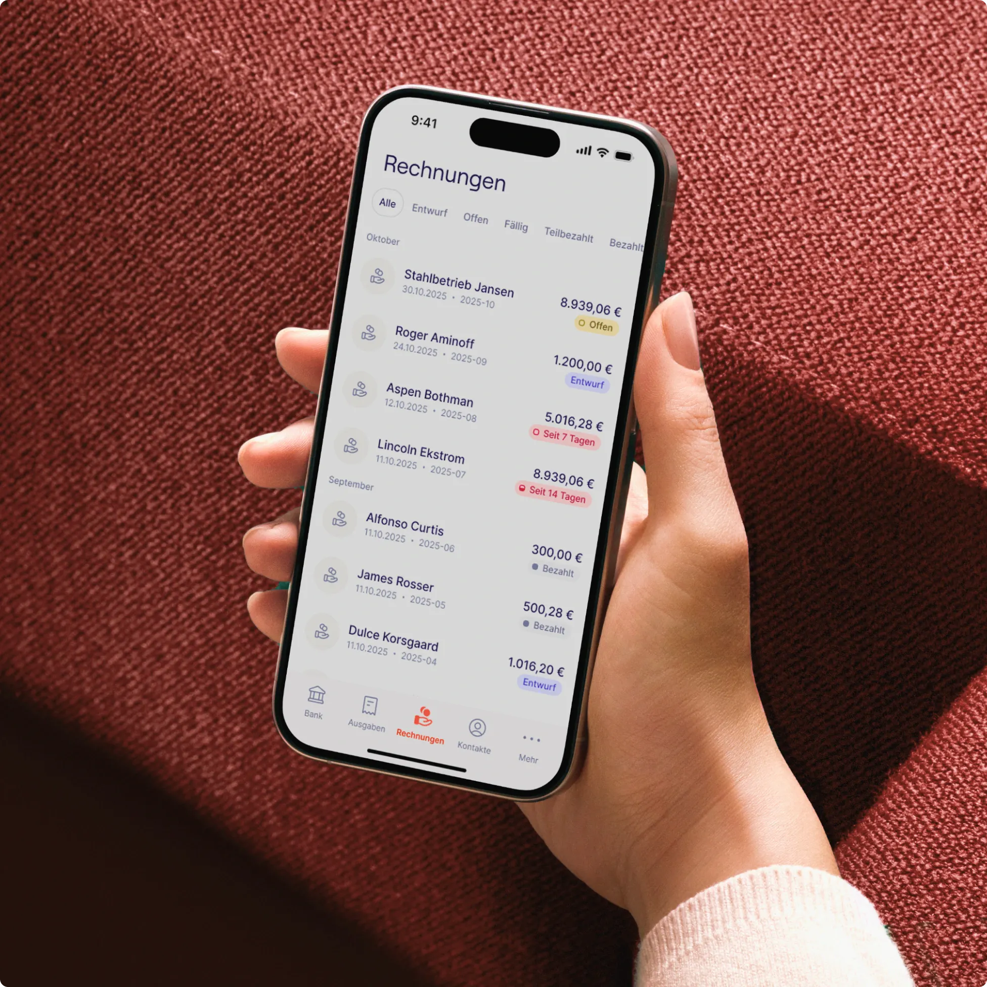Die sevdesk-Benutzeroberfläche auf einem Smartphone mit einer Übersicht über den Status verschiedener Rechnungen.